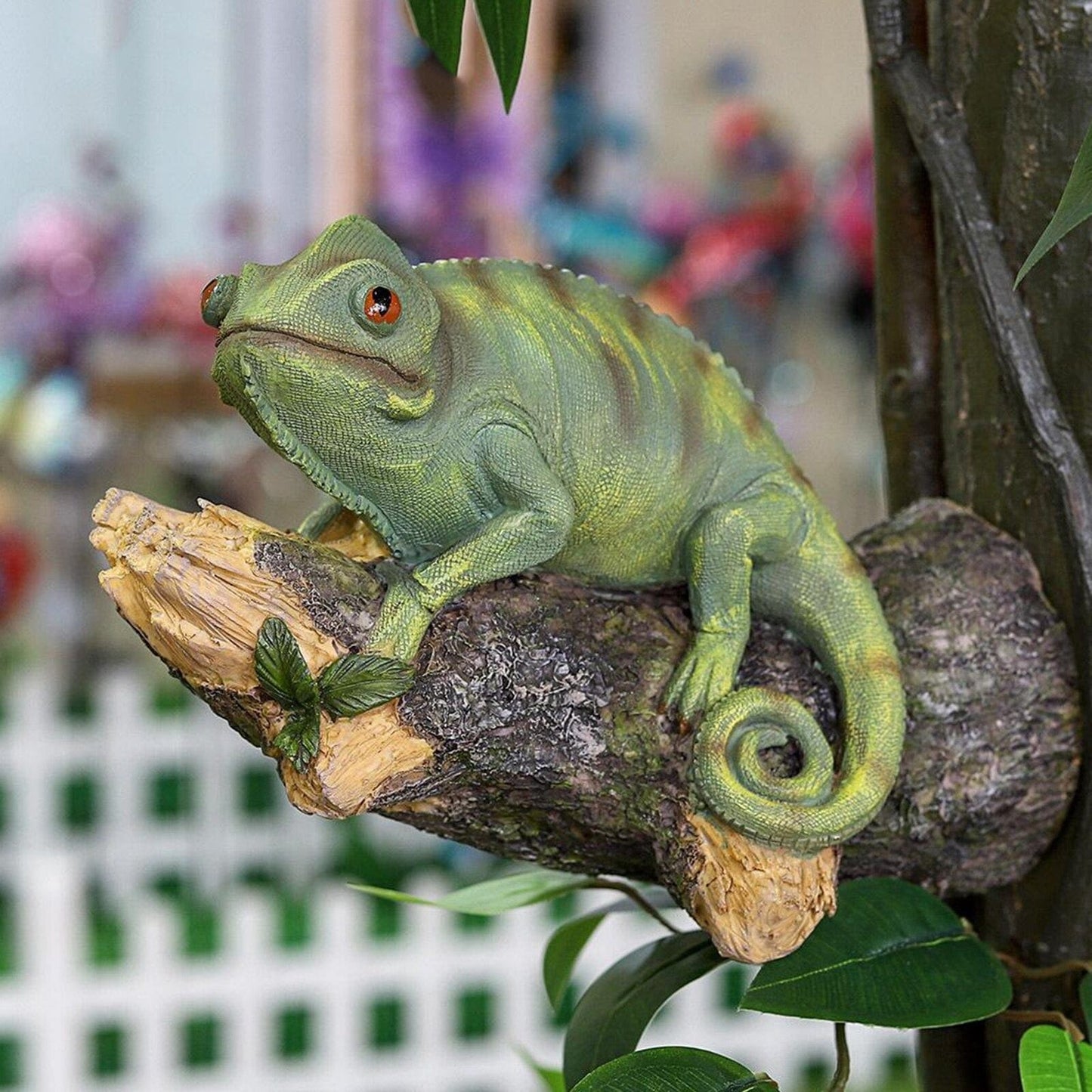 Hars kameleon beeldje op de boom